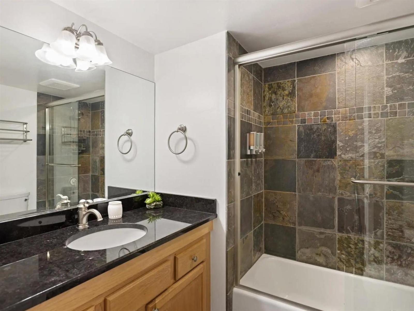 Apartment 2 Bedroom At Historic Lift 1a In Downtown