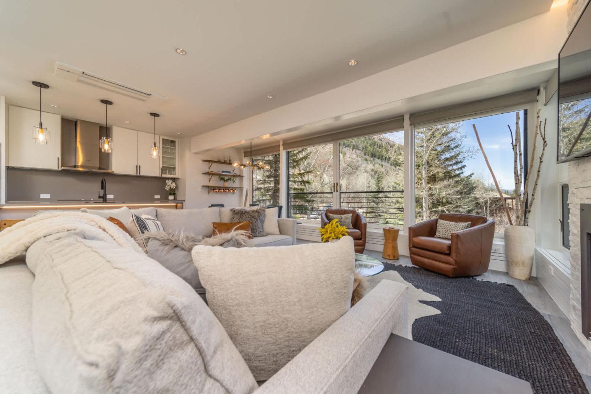 New Listing Renovated 3br With Ac & Pool Apartment *