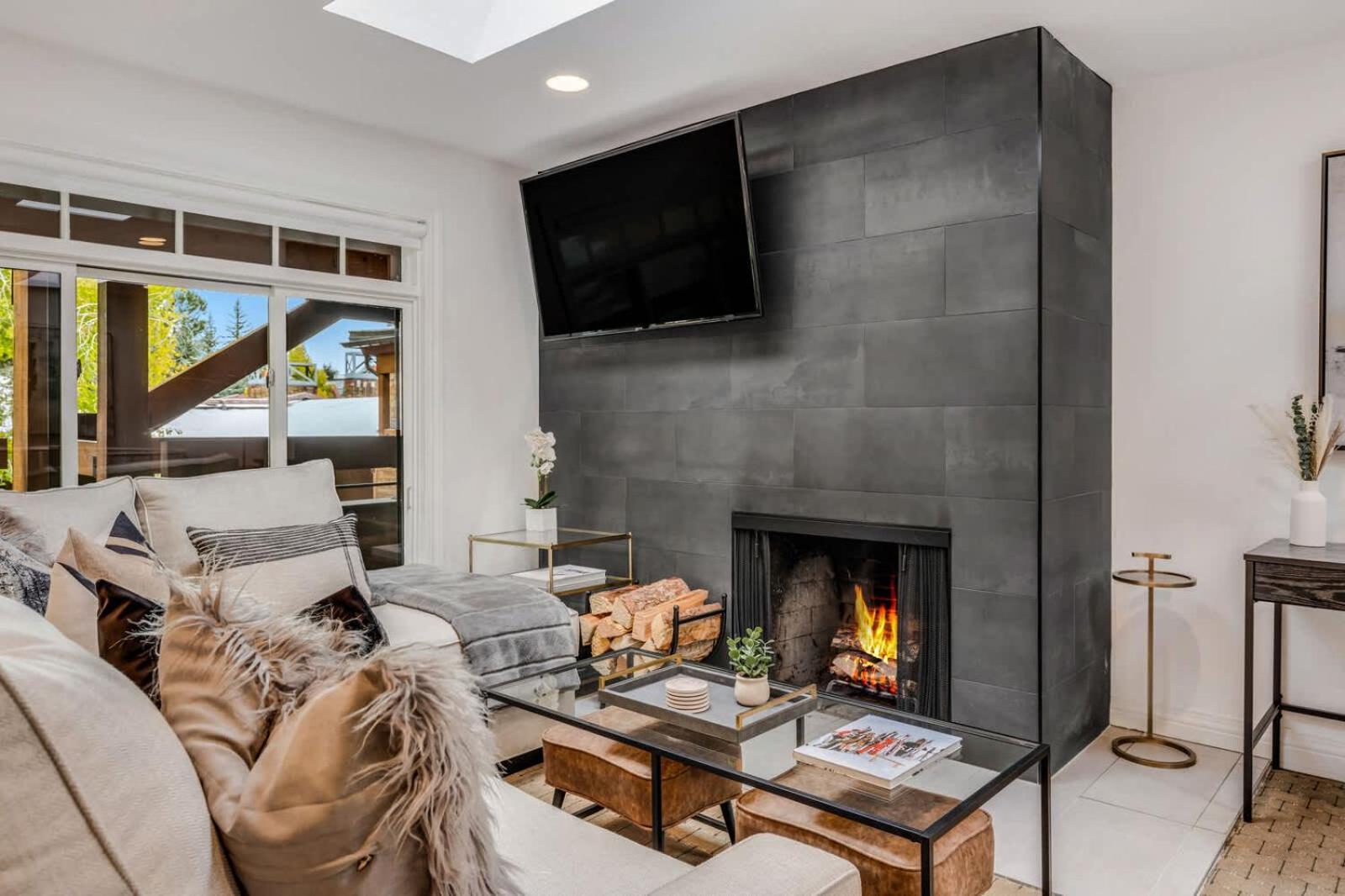New Listing 3br 3ba - Steps To Gondola Apartment