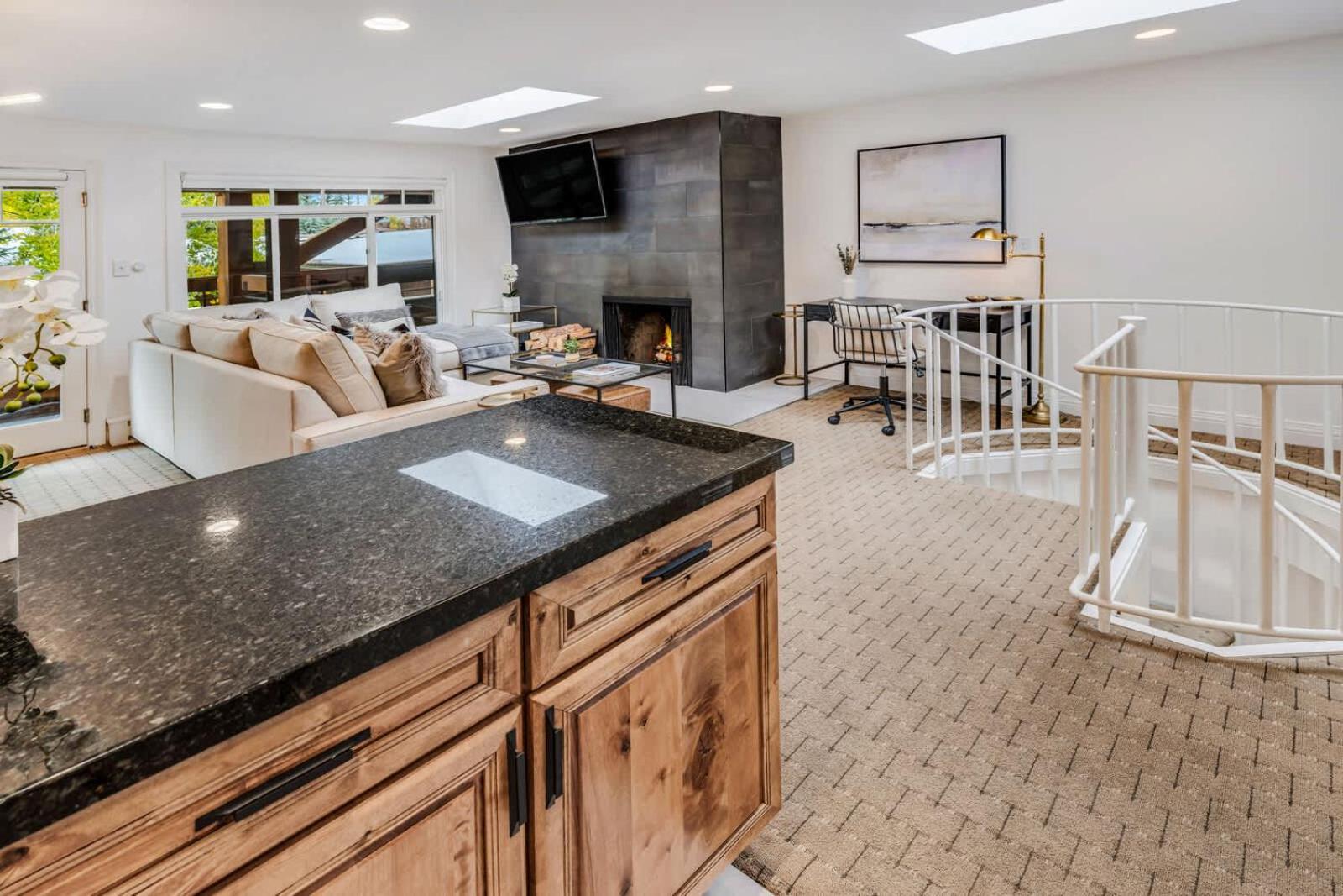 New Listing 3br 3ba - Steps To Gondola Apartment