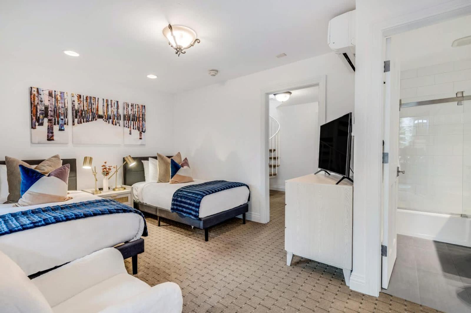 New Listing 3br 3ba - Steps To Gondola Apartment