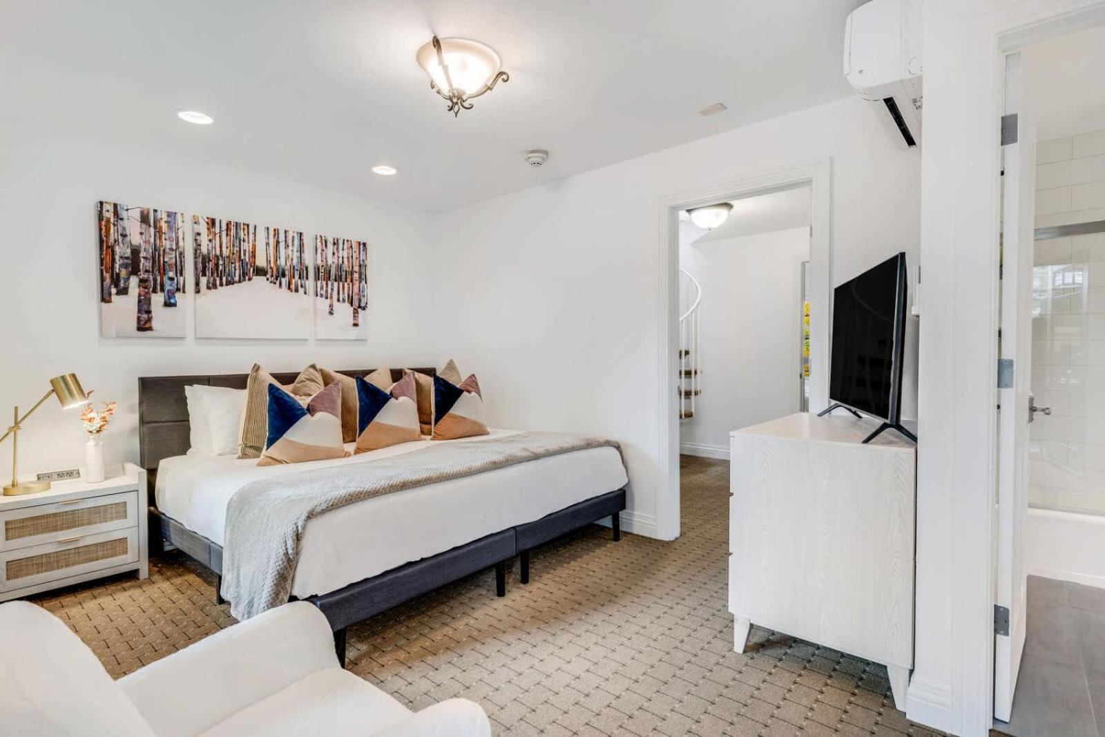 New Listing 3br 3ba - Steps To Gondola Apartment *