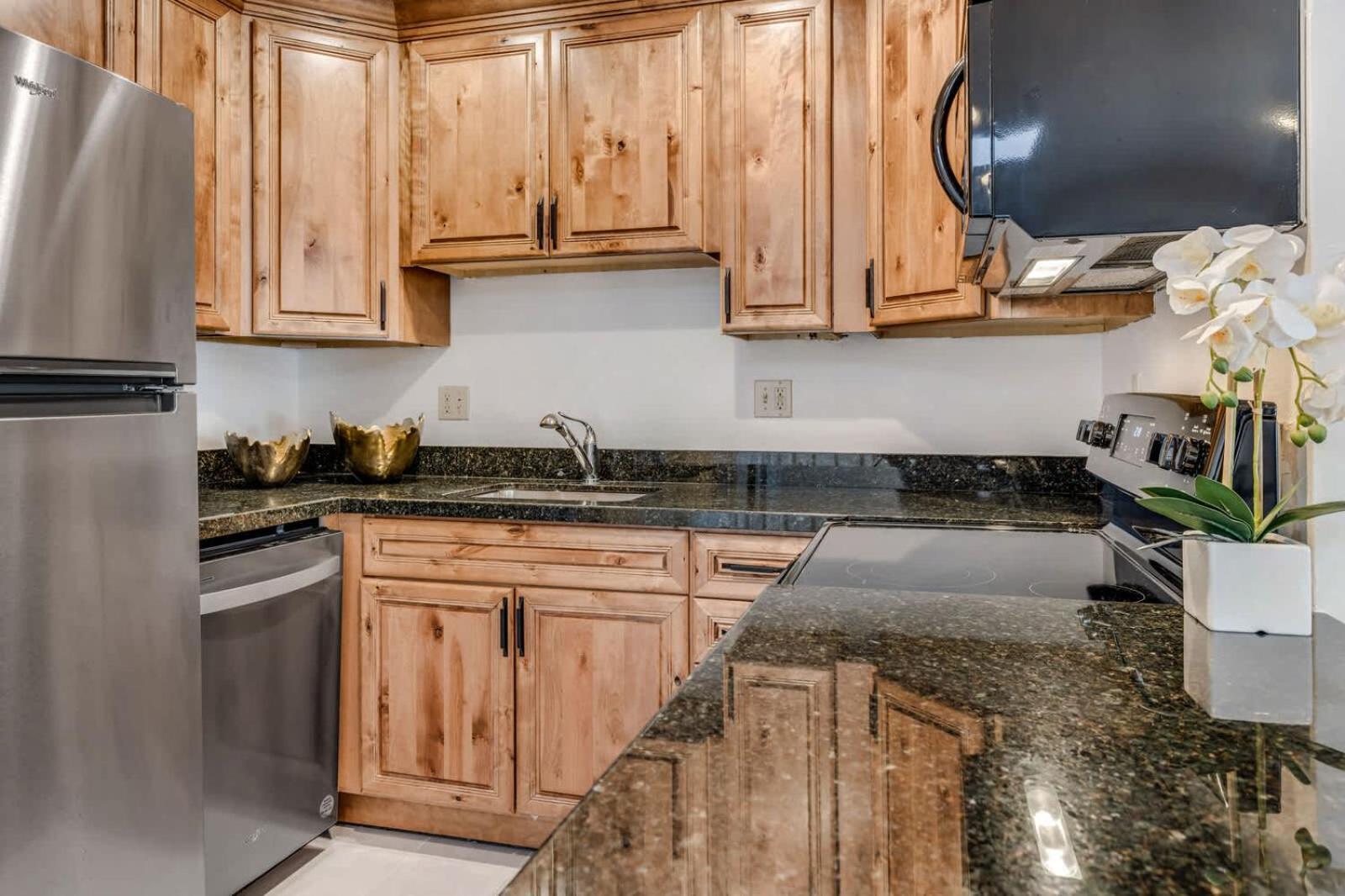 Apartment New Listing 3br 3ba - Steps To Gondola *