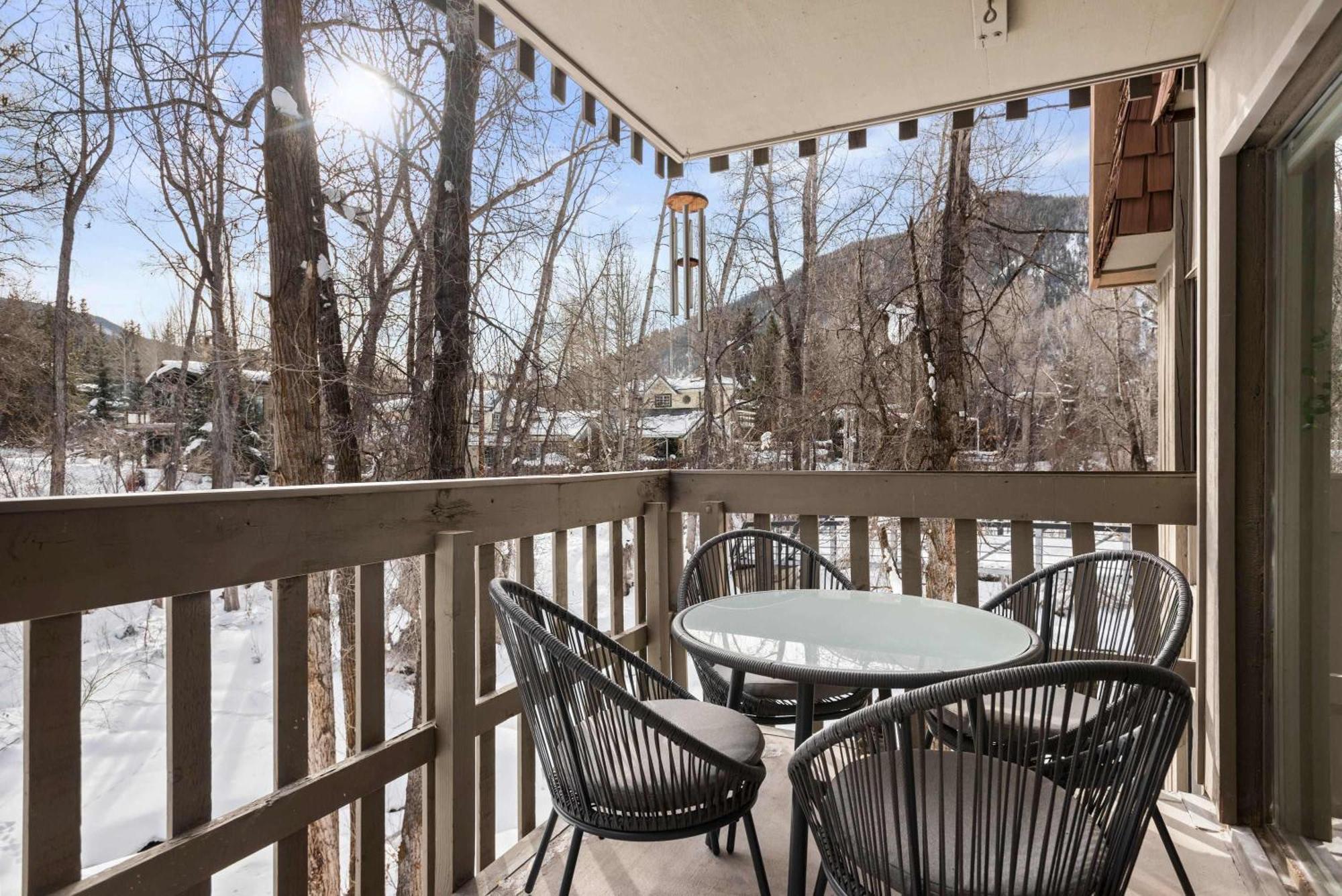 Renovated Riverfront 3 Bedroom 2 Ba With Pool - Walk To Town! Aspen