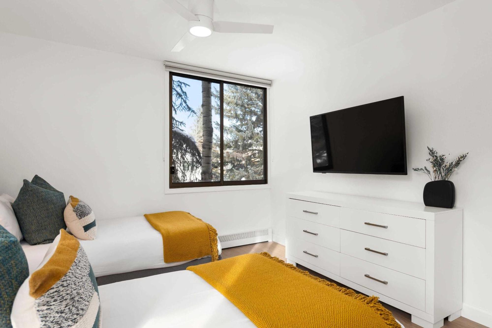 Renovated Riverfront 3 Bedroom 2 Ba With Pool - Walk To Town!