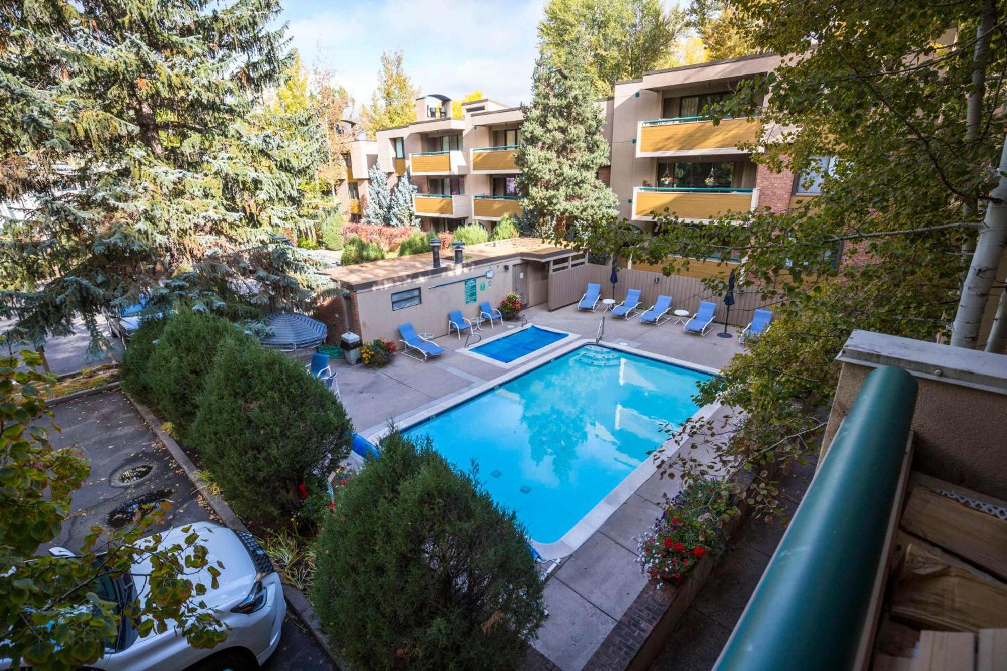 Renovated Riverfront 3 Bedroom 2 Ba With Pool - Walk To Town! * Aspen