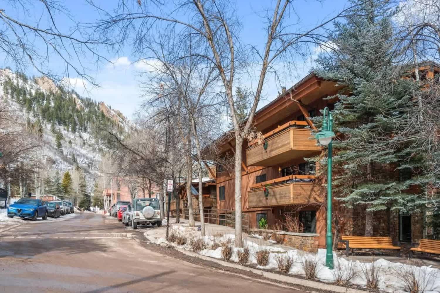 New Listing 3 Bedroom 3 Ba Near Gondola Apartment