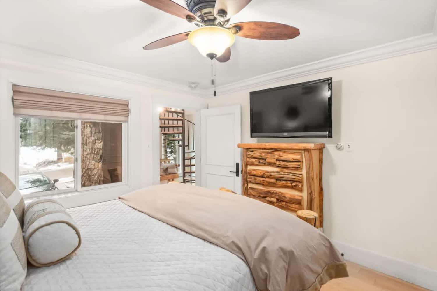 New Listing 3 Bedroom 3 Ba Near Gondola Apartment