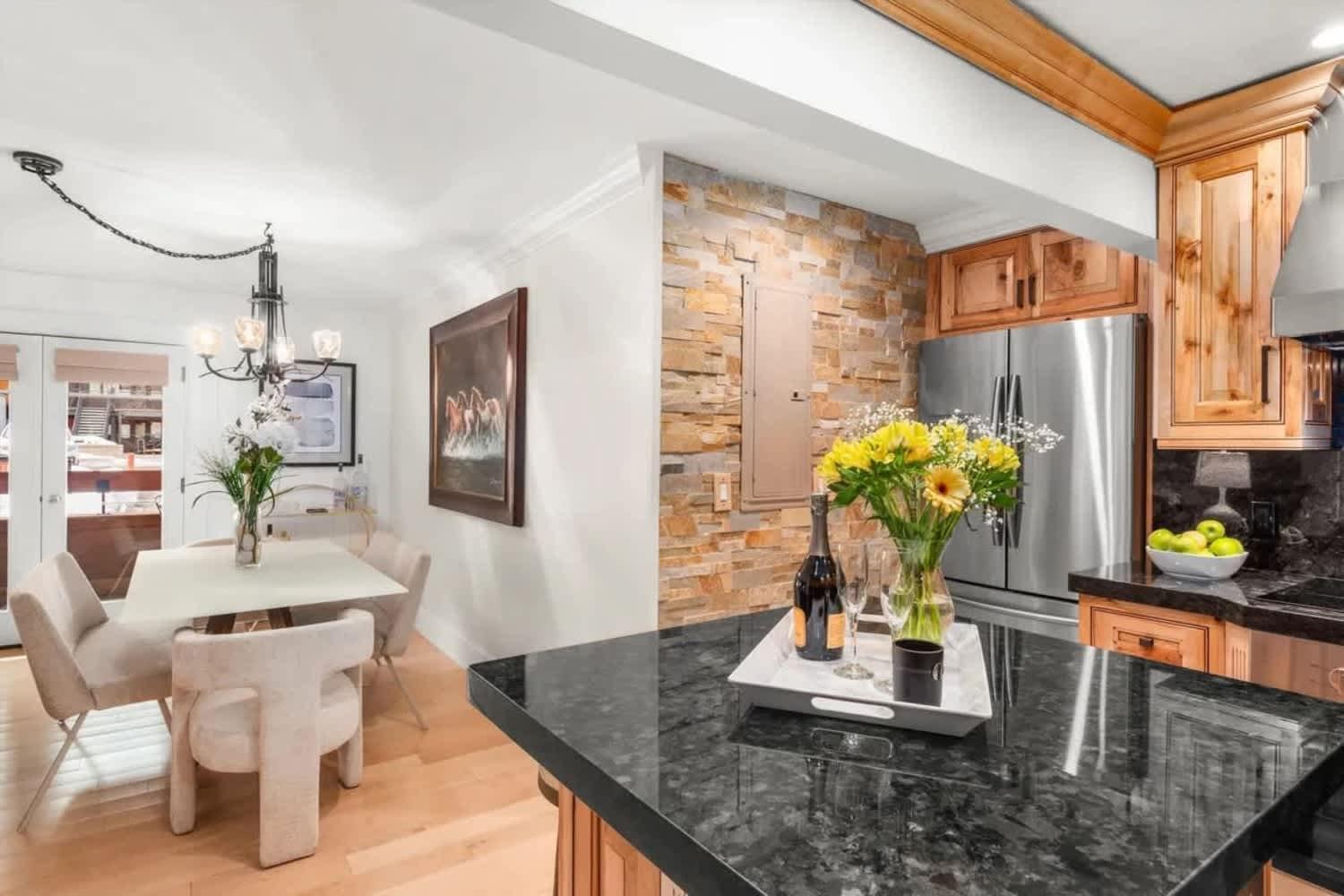 New Listing 3 Bedroom 3 Ba Near Gondola Apartment *