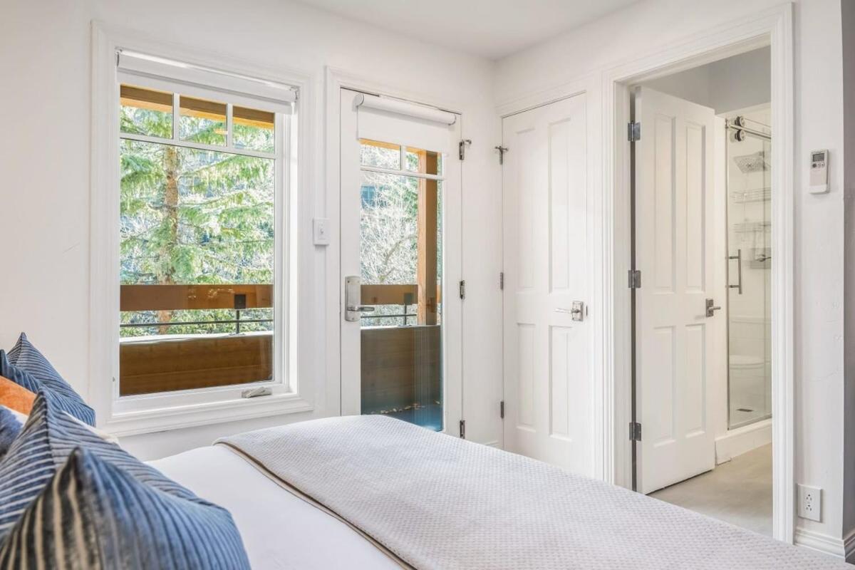 New Listing 3br 3ba - Steps To Gondola Apartment