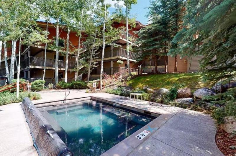 Apartment In, Out 3 Bedroom With Mountain Views, Heated Pool, And Hot Tub Access