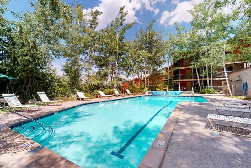 In, Out 3 Bedroom With Mountain Views, Heated Pool, And Hot Tub Access *