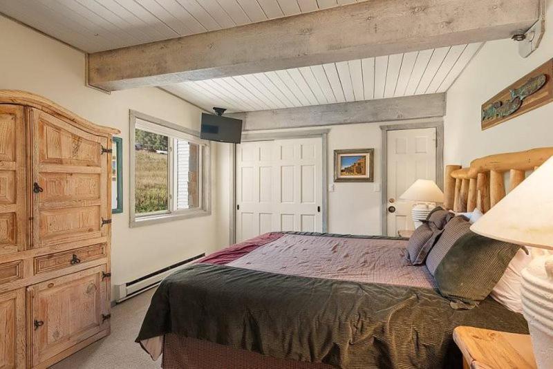 Apartment In, Out 3 Bedroom With Mountain Views, Heated Pool, And Hot Tub Access