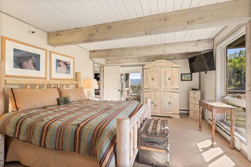 Apartment In, Out 3 Bedroom With Mountain Views, Heated Pool, And Hot Tub Access *