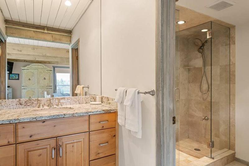 In, Out 3 Bedroom With Mountain Views, Heated Pool, And Hot Tub Access *
