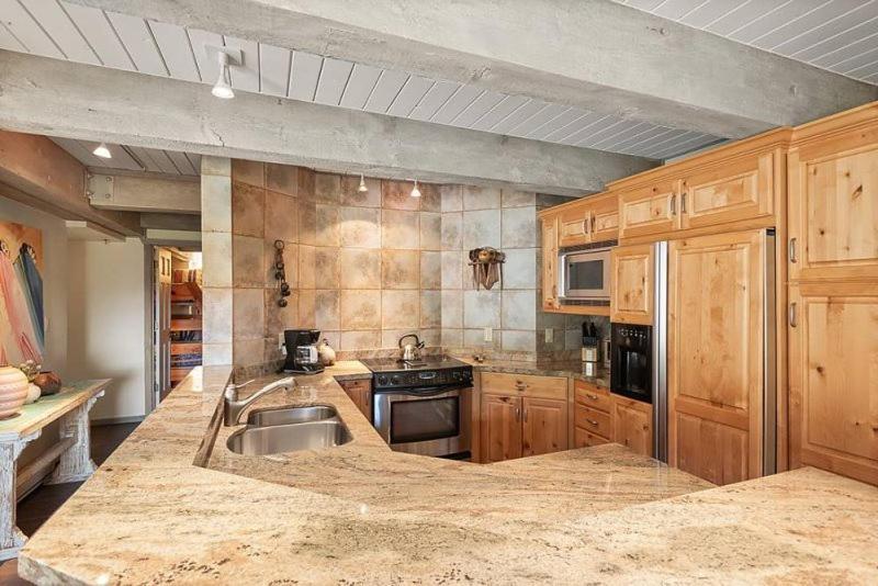 In, Out 3 Bedroom With Mountain Views, Heated Pool, And Hot Tub Access Aspen