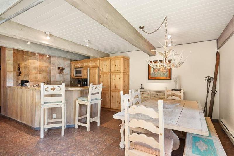 Apartment In, Out 3 Bedroom With Mountain Views, Heated Pool, And Hot Tub Access