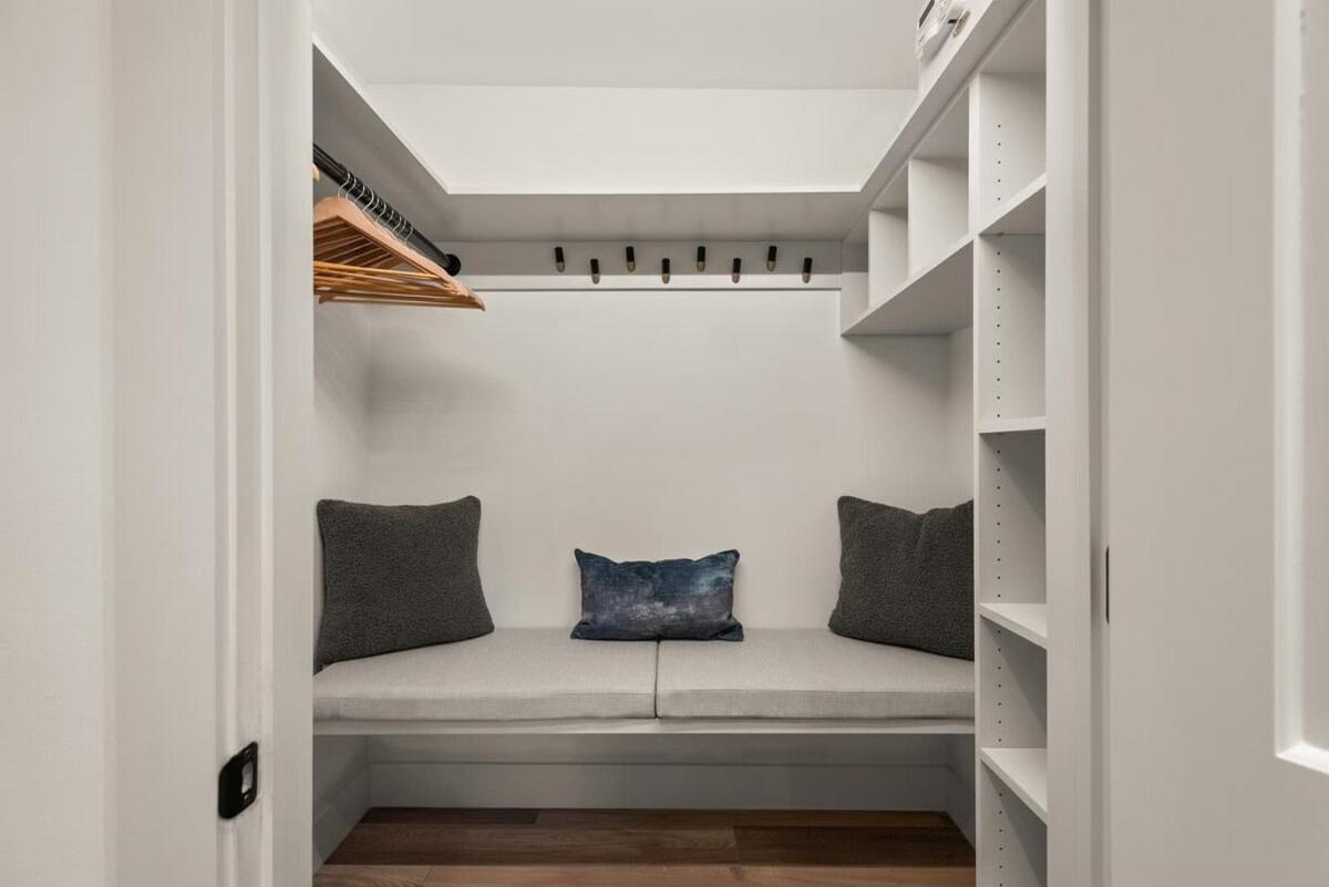 Fully Renovated 2 Bedroom On River With Pool - Walk To Town! Aspen
