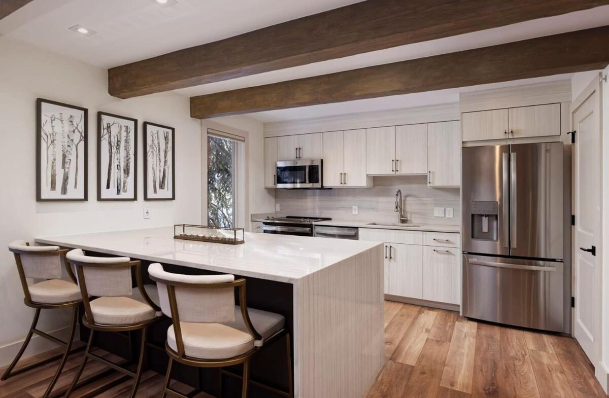 Fully Renovated 2 Bedroom On River With Pool - Walk To Town! Aspen