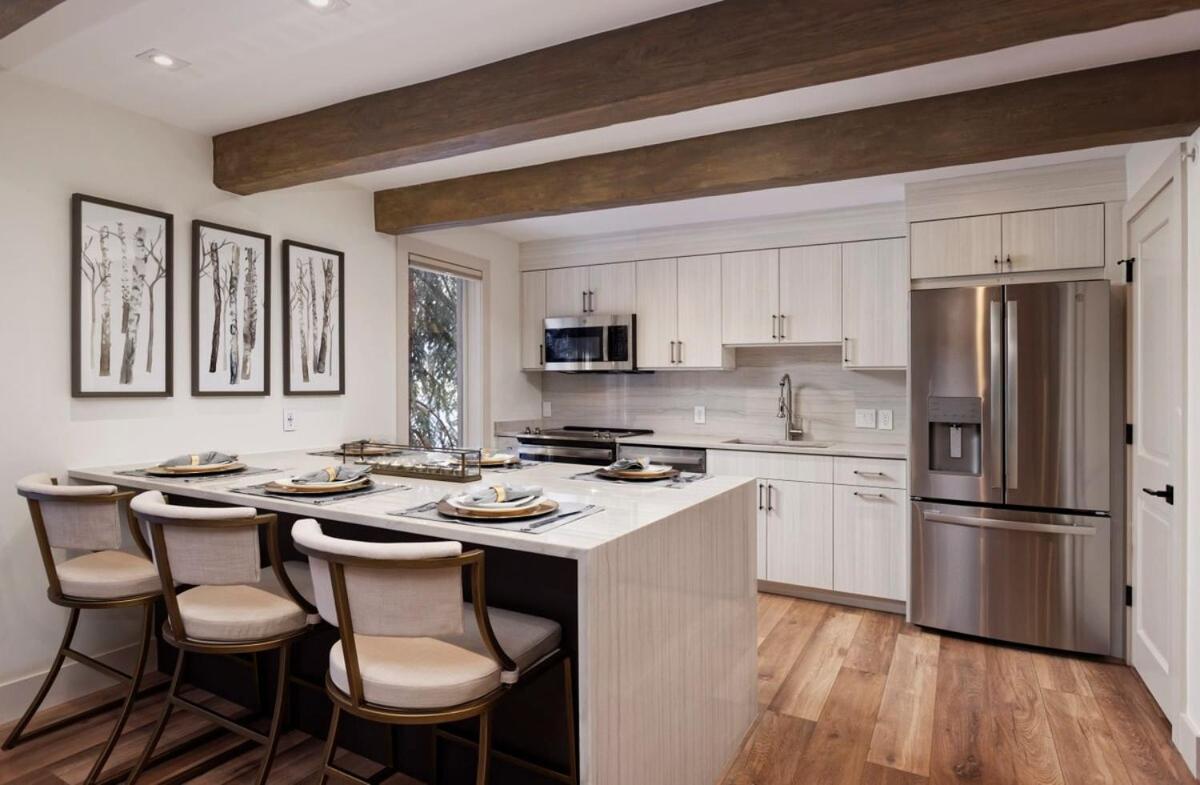 Fully Renovated 2 Bedroom On River With Pool - Walk To Town! Aspen