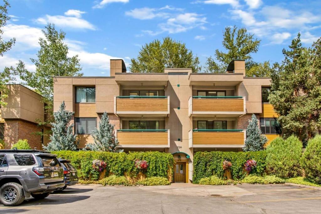 Renovated Riverfront 3 Bedroom 2 Ba With Pool - Walk To Town! Aspen