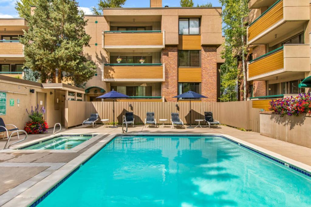 Holiday home Renovated Riverfront 3 Bedroom 2 Ba With Pool - Walk To Town!