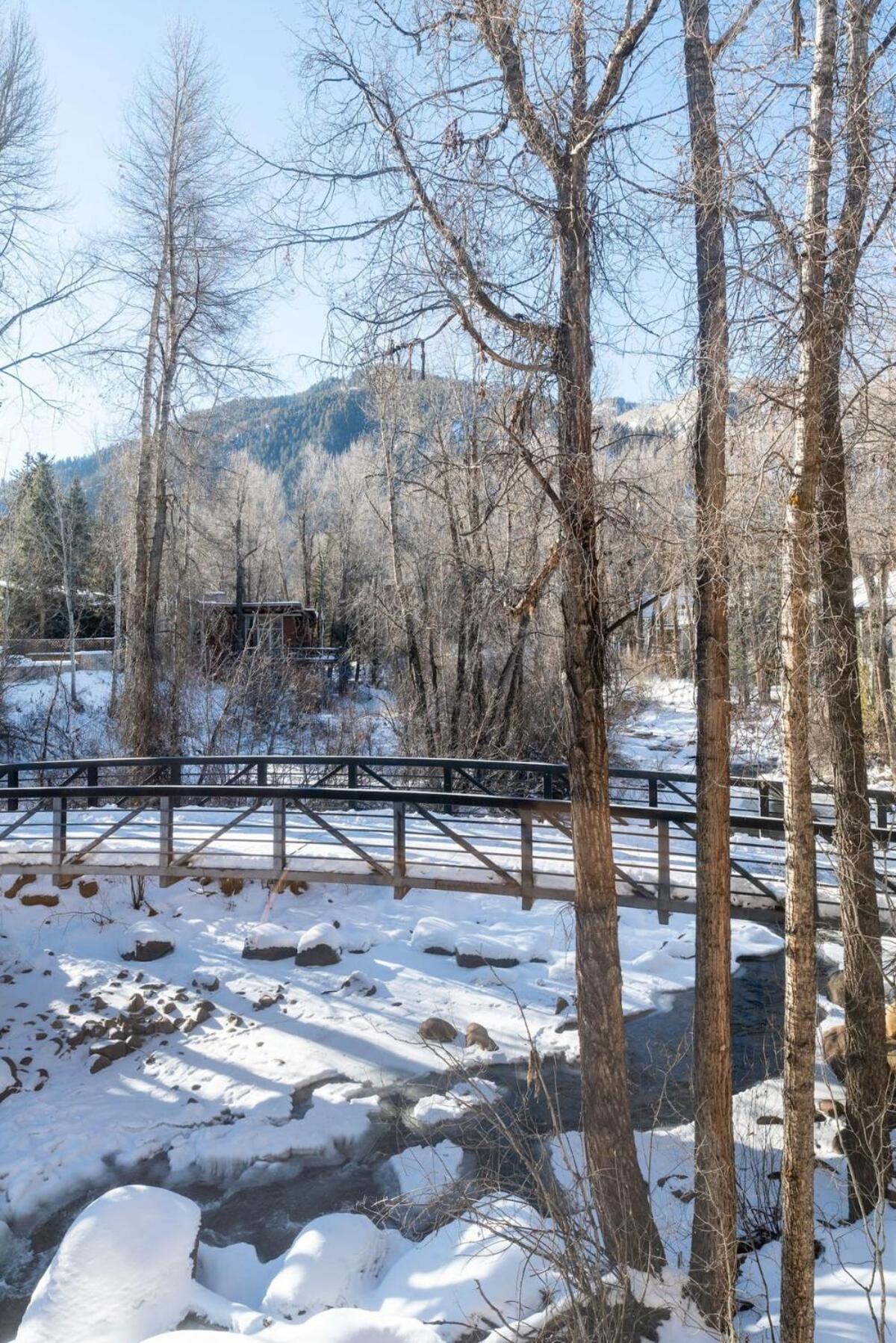 Holiday home Renovated Riverfront 3 Bedroom 2 Ba With Pool - Walk To Town! *