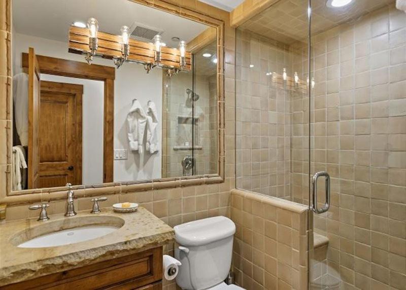 3 Bedroom Premier Vacation In Heart Of Downtown - Walk To Gondola! Apartment