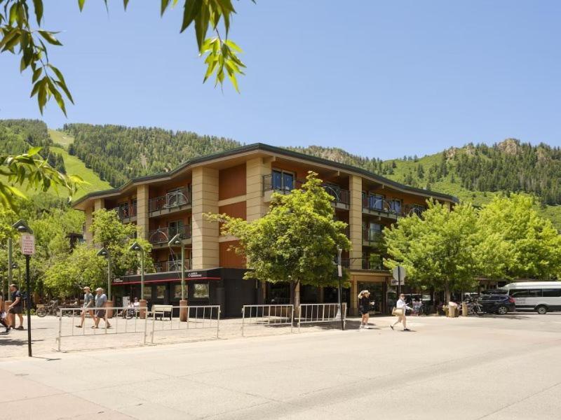 3 Bedroom Premier Vacation In Heart Of Downtown - Walk To Gondola! Apartment *