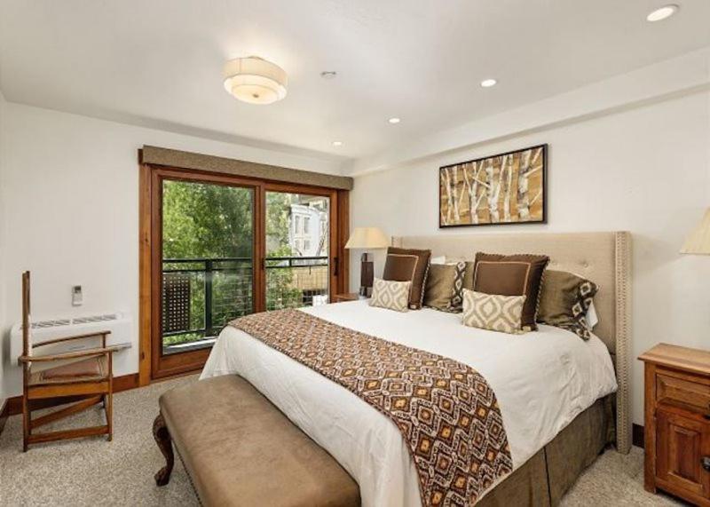 3 Bedroom Premier Vacation In Heart Of Downtown - Walk To Gondola! Apartment