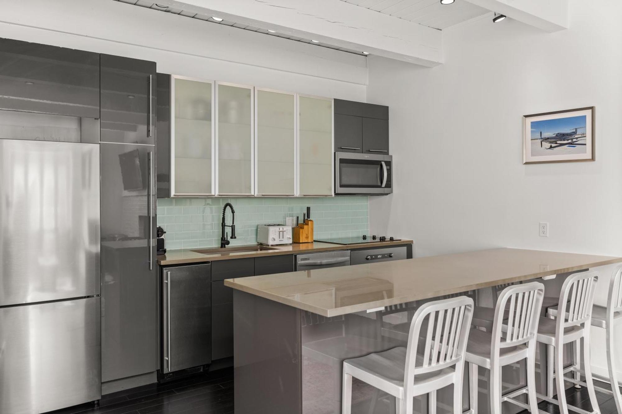 Chateau Dumont Unit 21, Fully Renovated Floor Condo, Downtown Aspen, Panoramic Mountain Views Holiday home *
