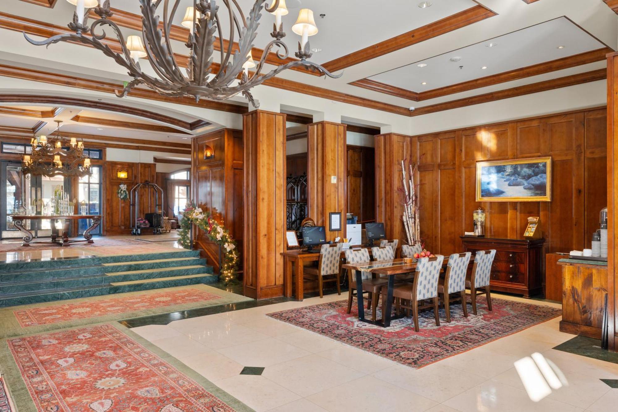 The Ritz-carlton, 2 Bedroom 8404 W/ Courtyard View, Ski-in/ski-out In Highlands Holiday home Aspen