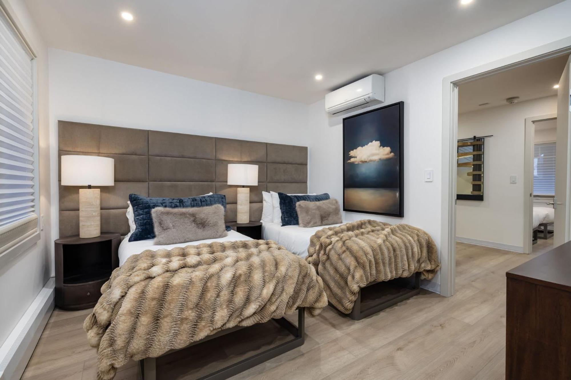 2 Bedroom 3ba - Ac, Heated Pool, Walk To Town *