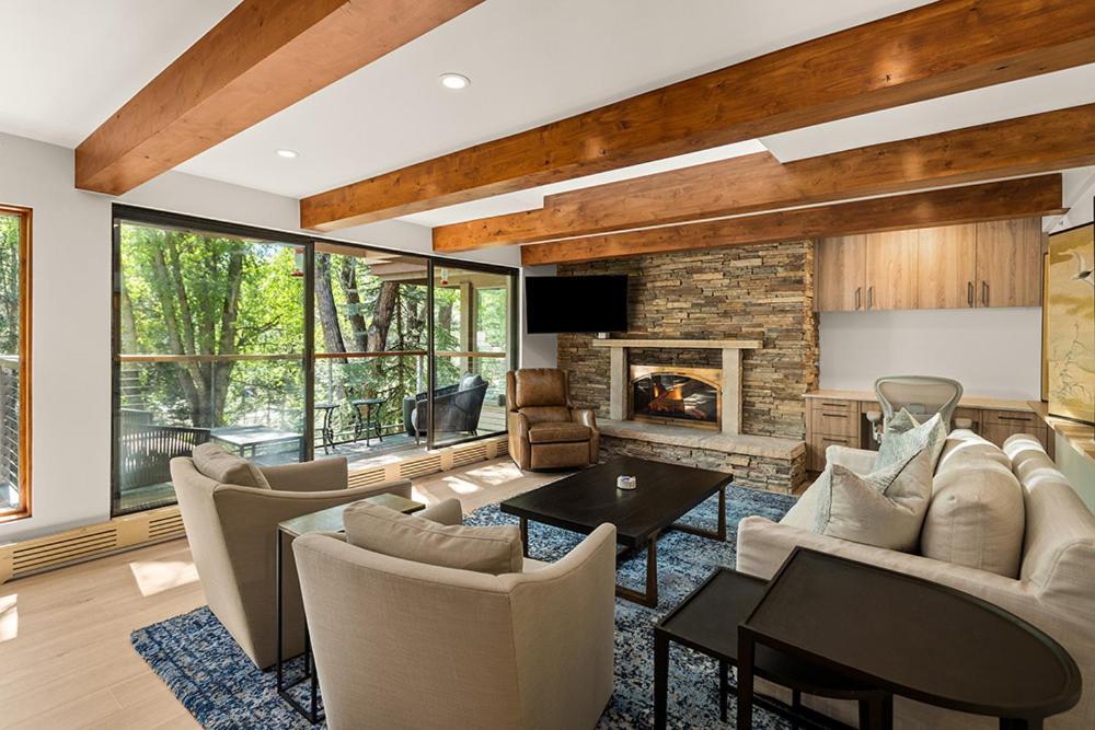 Chateau Eau Claire Unit 11 With River Views, Hot Tub, Pool, Fitness Center Access Holiday home
