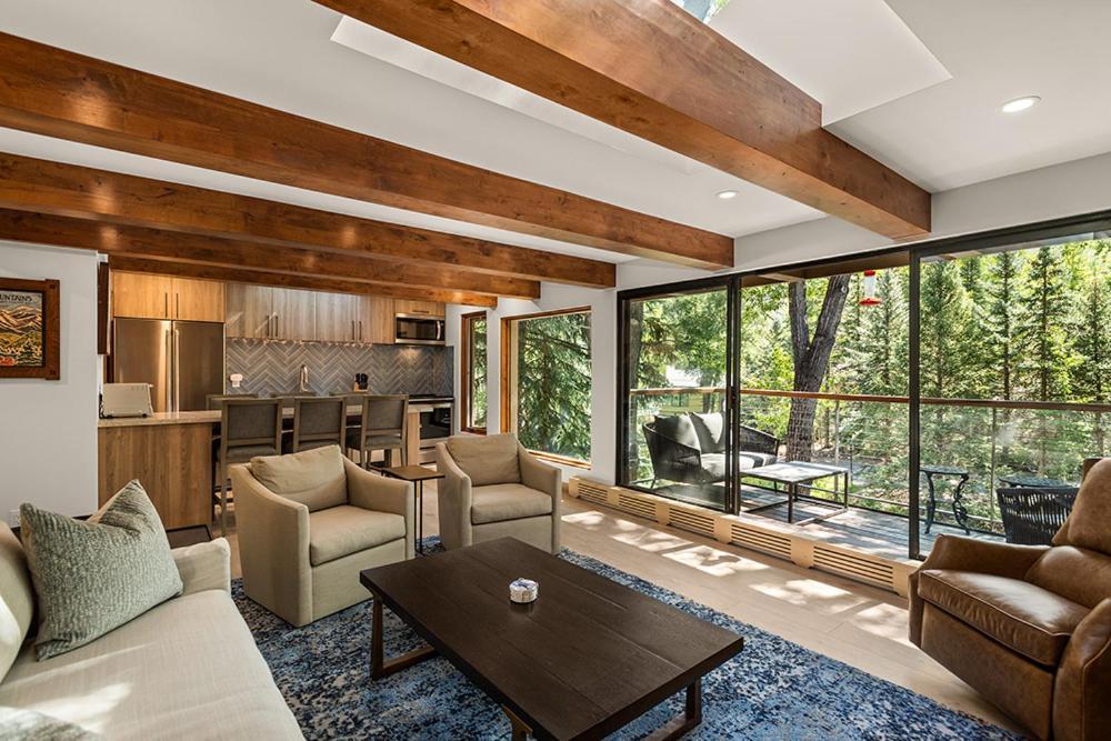 Chateau Eau Claire Unit 11 With River Views, Hot Tub, Pool, Fitness Center Access Holiday home *