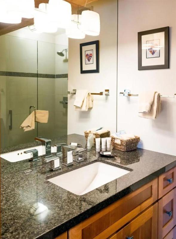 Downtown 2 Bedroom Near Lift 1a W- Pool Hot Tub! Apartment