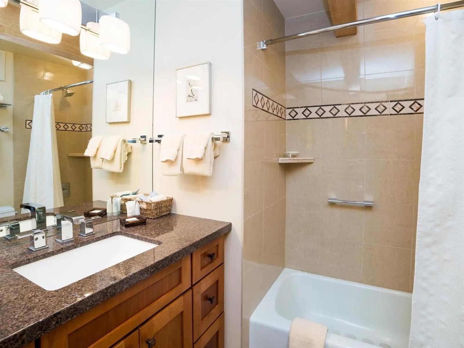 Downtown 2 Bedroom Near Lift 1a W- Pool Hot Tub! *