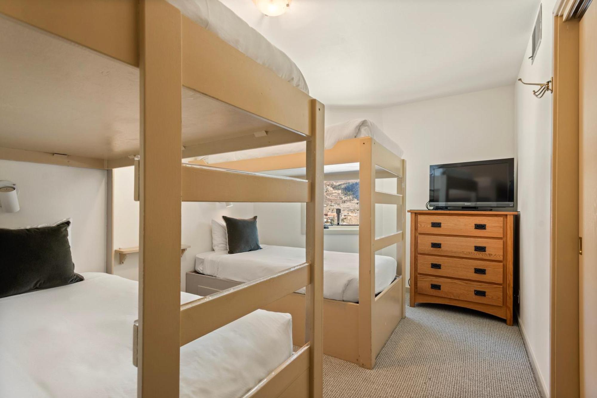 Shadow Mountain Unit 19, Charming Ski-in, Ski-out With Great Views And Pool Access