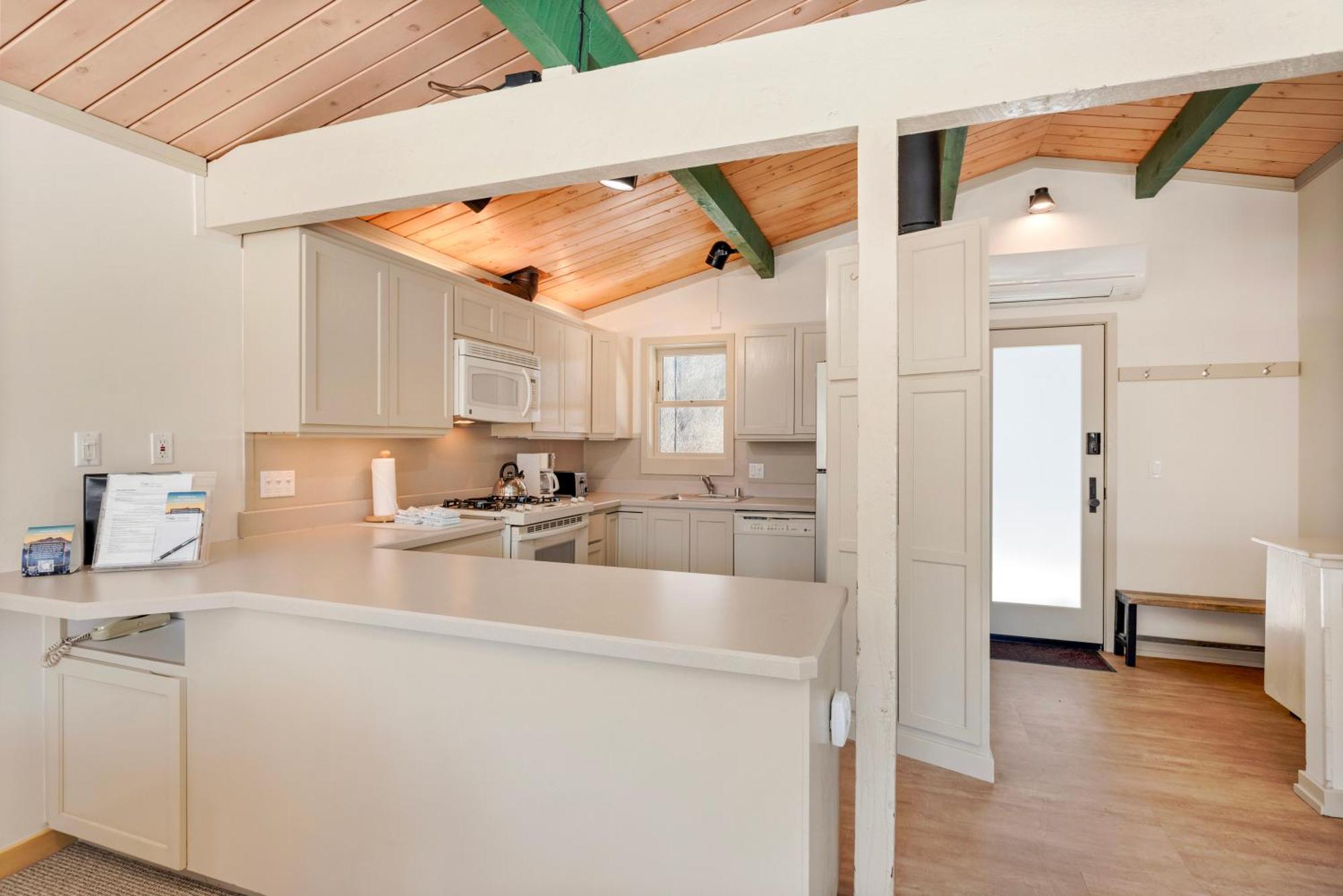 Shadow Mountain Unit 19, Charming Ski-in, Ski-out With Great Views And Pool Access