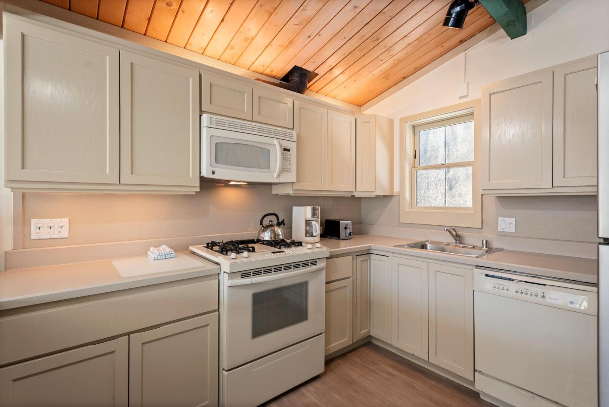 Shadow Mountain Unit 19, Charming Ski-in, Ski-out With Great Views And Pool Access Holiday home *