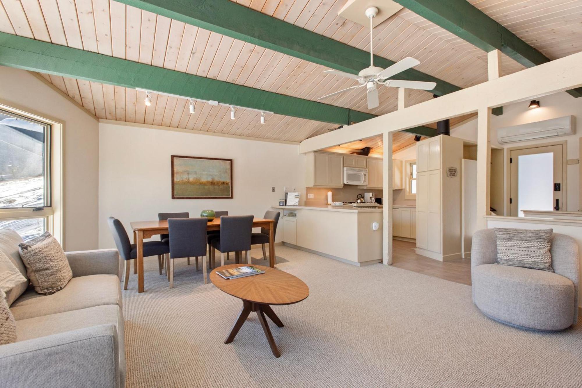 Shadow Mountain Unit 19, Charming Ski-in, Ski-out With Great Views And Pool Access *