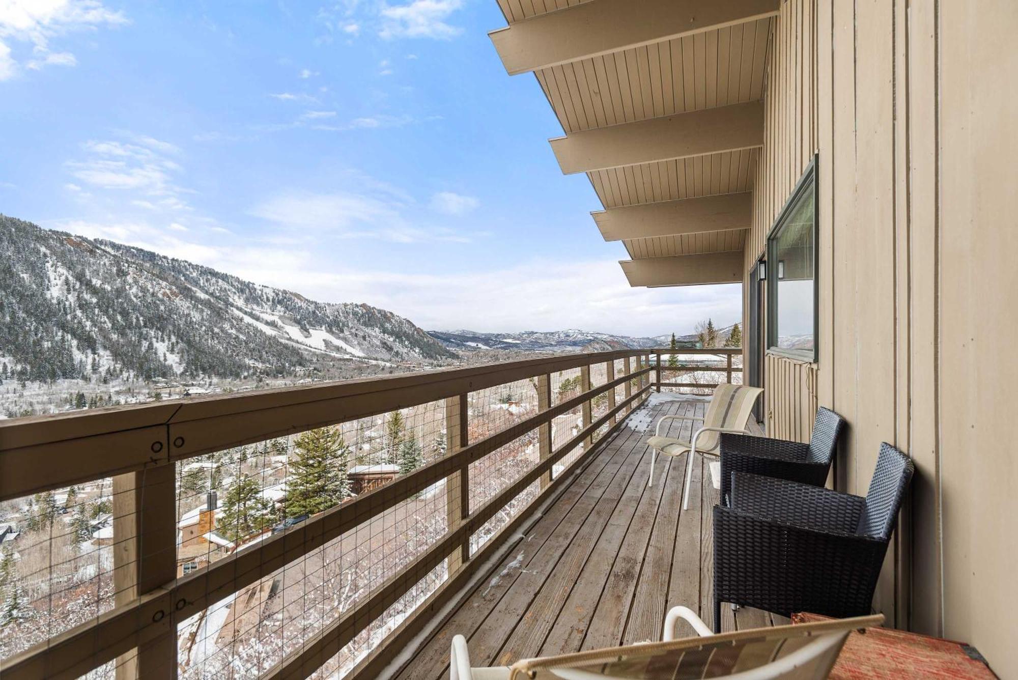 Mountain Summit Serenity Views Adventure Holiday home *