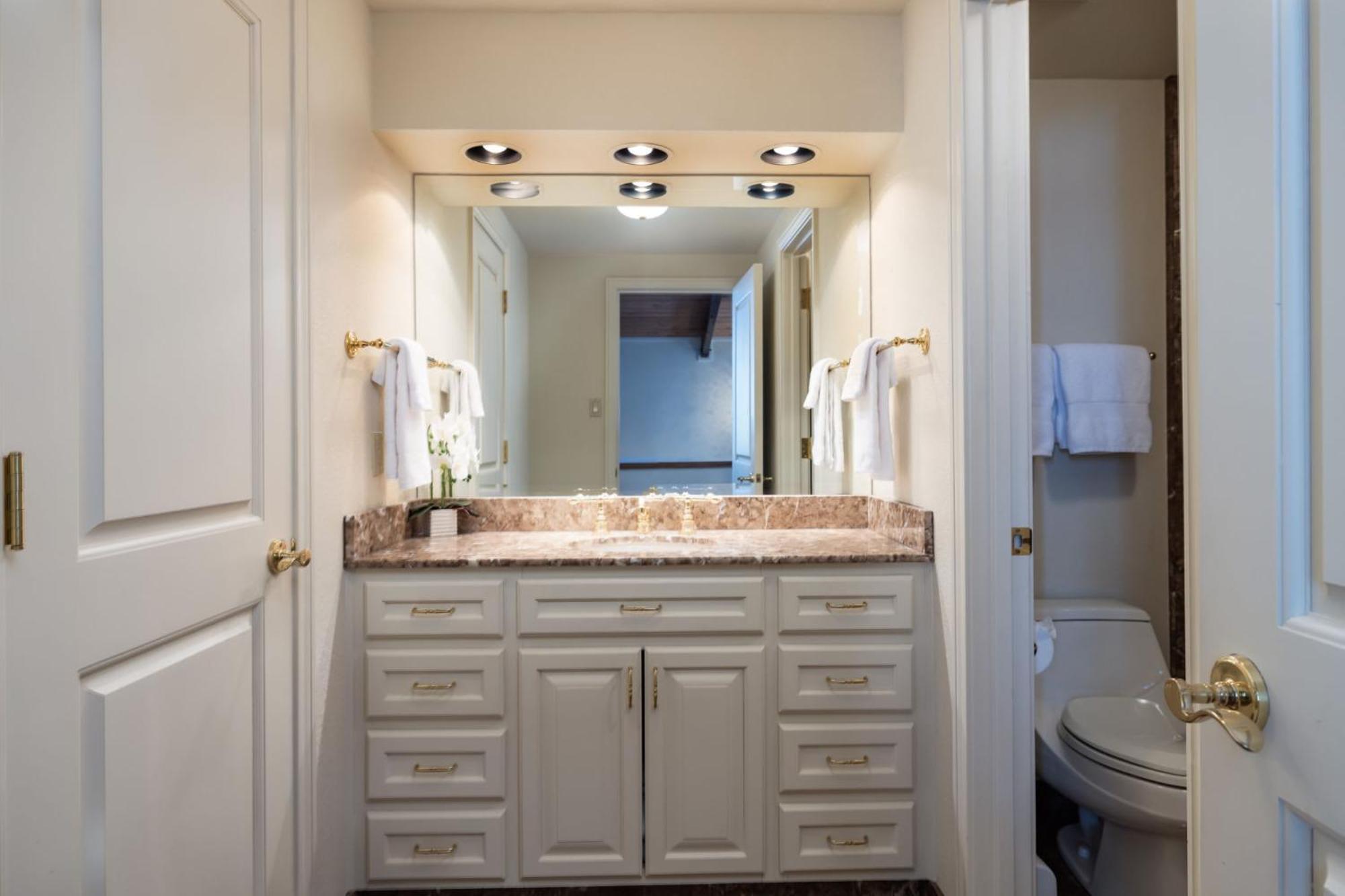 Oversized 3br - Prime Location Ac Unobstructed Views *