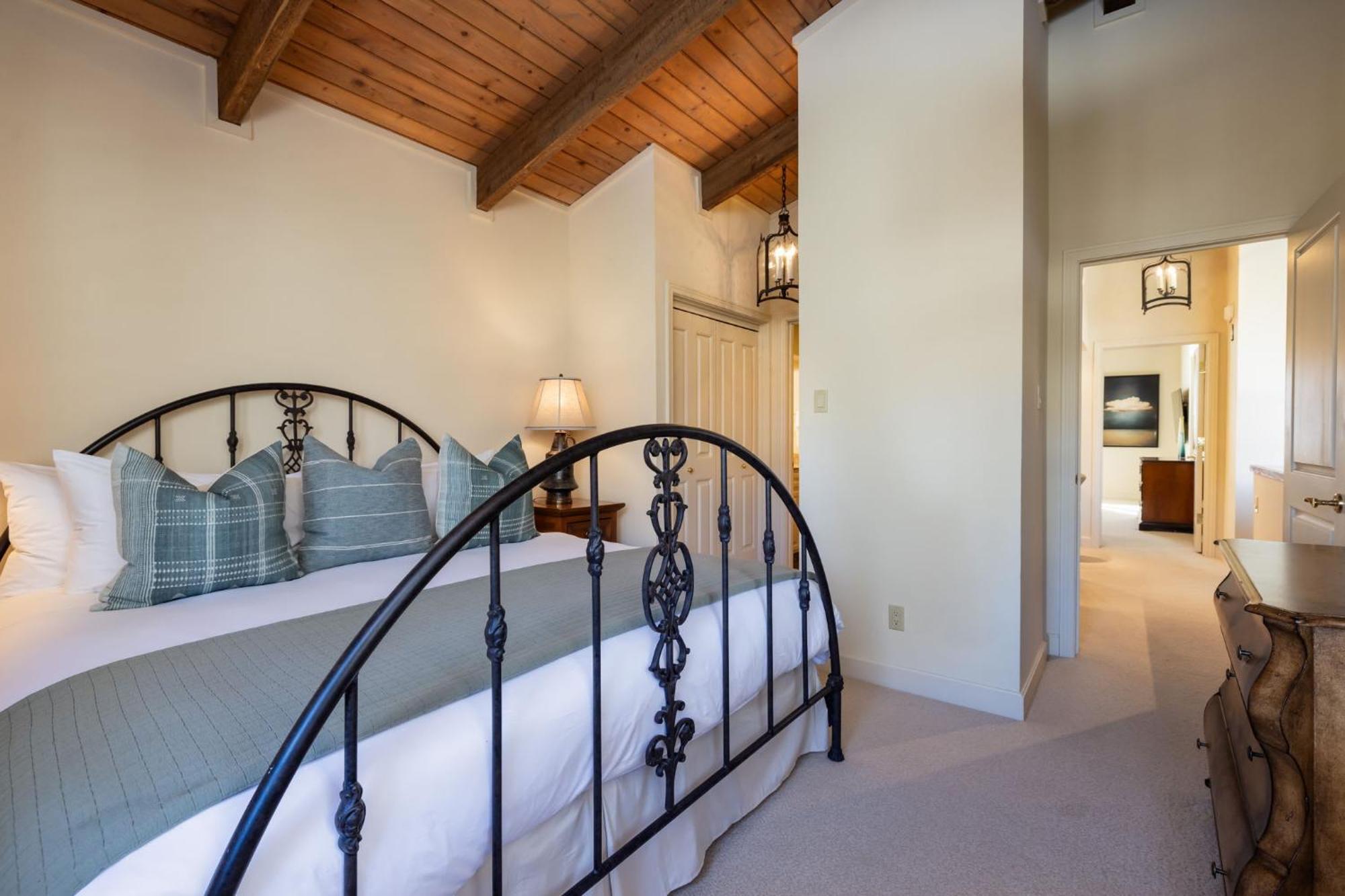 Oversized 3br - Prime Location Ac Unobstructed Views *