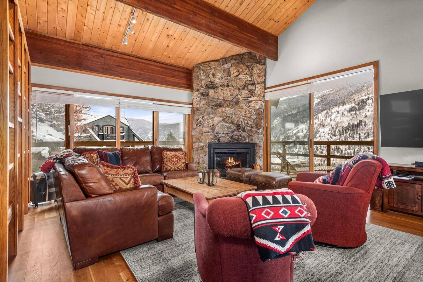 Mountain Summit Serenity Views Adventure Holiday home