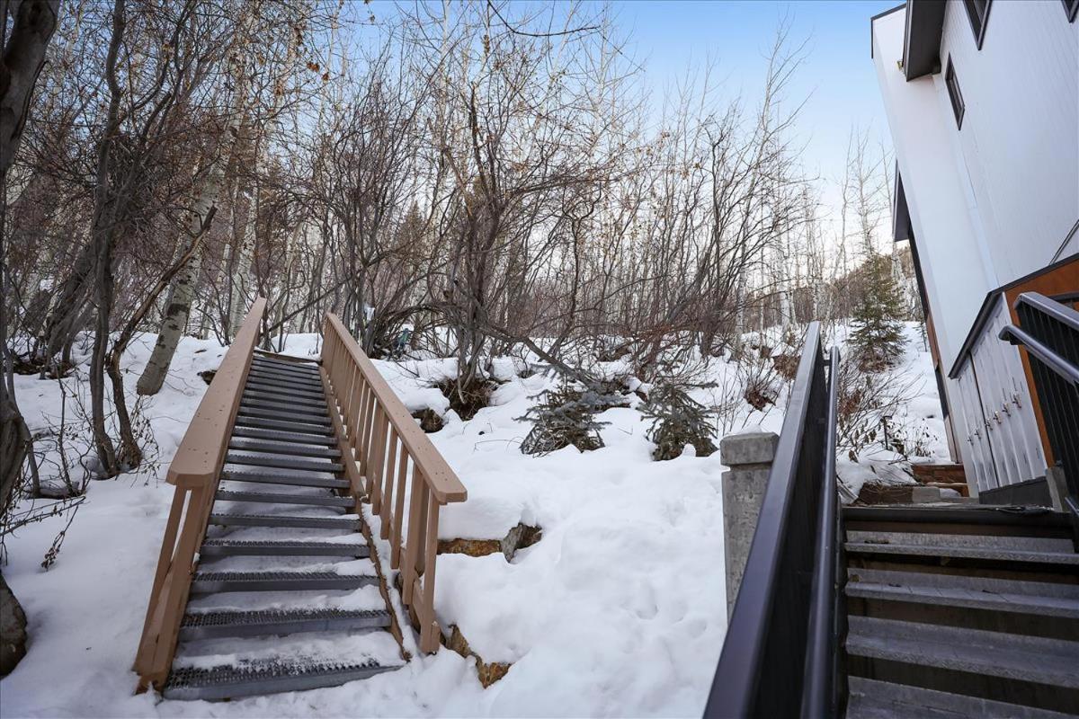 Stunning In-ski Out With Pool & Hot Tub Apartment