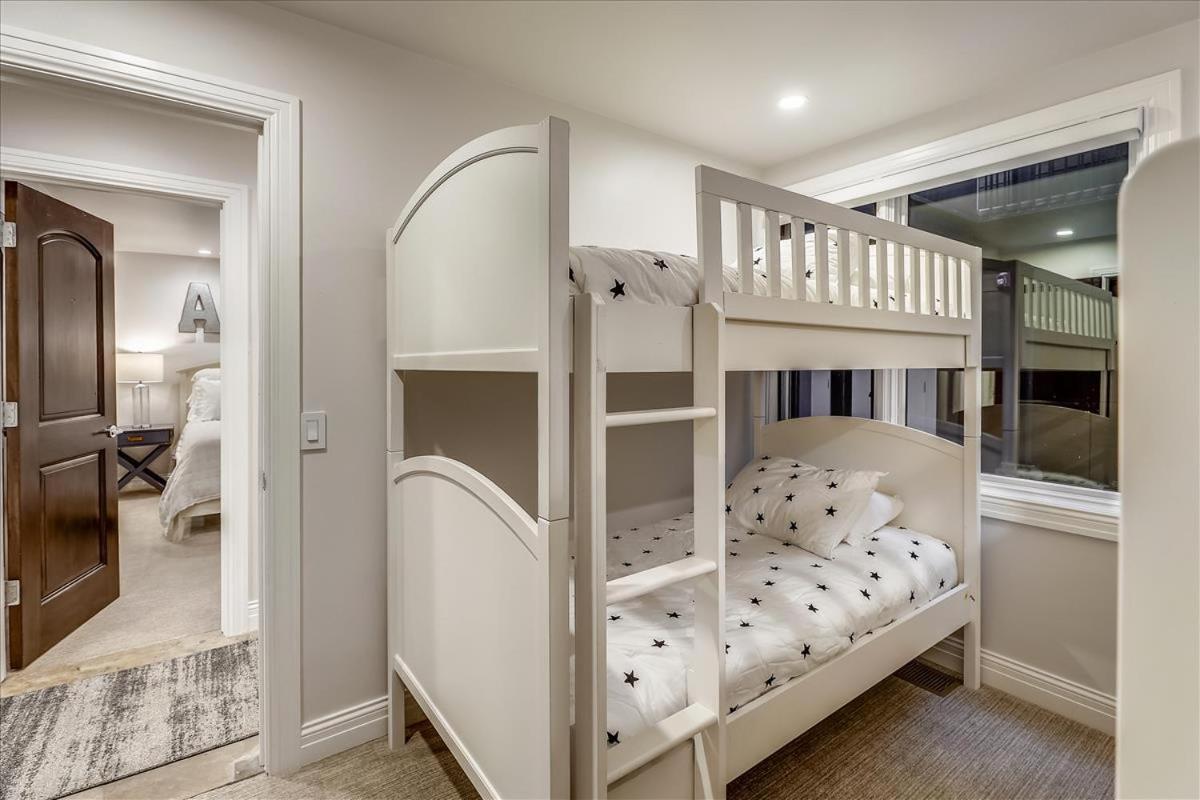 Stunning In-ski Out With Pool & Hot Tub Apartment