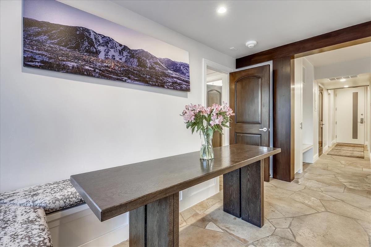 Apartment Stunning In-ski Out With Pool & Hot Tub Aspen