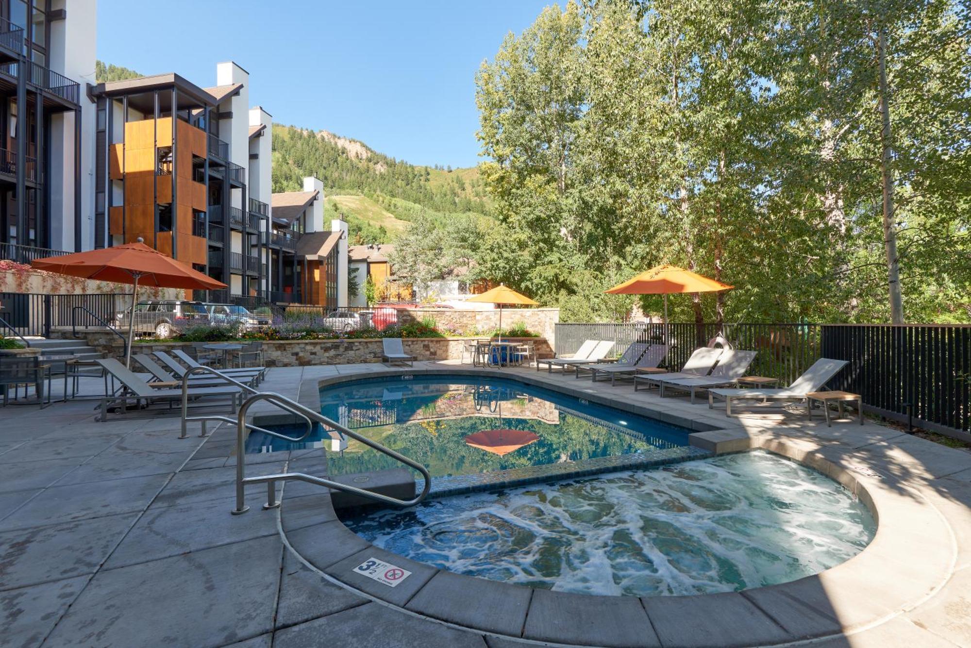 Apartment Stunning In-ski Out With Pool & Hot Tub Aspen