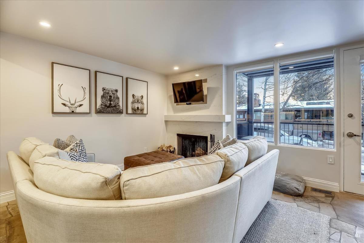 Stunning In-ski Out With Pool & Hot Tub Apartment